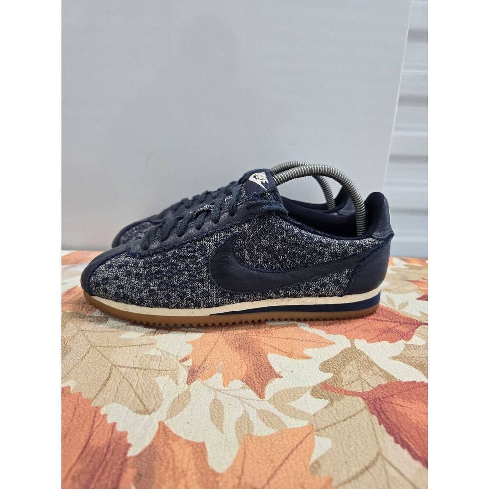 Nike Women's Navy Blue Heathered Athletic Shoes